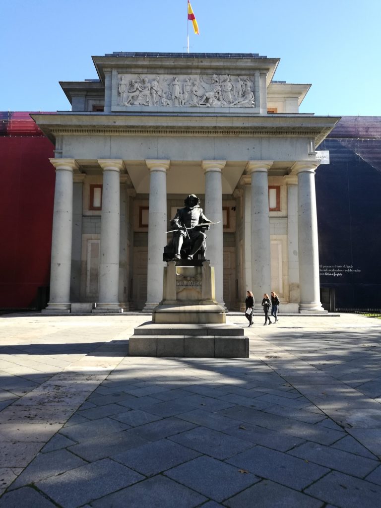 Estatua de Diego Velázquez, en la Puerta de los Reyes del Museo del Prado