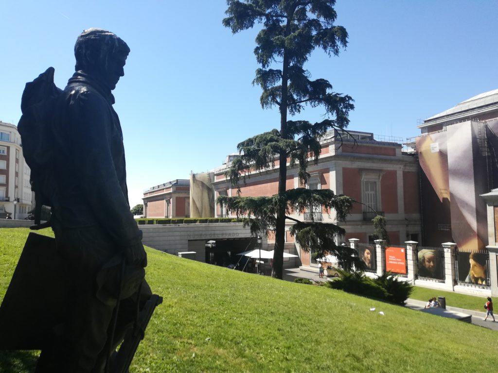 La ultimísima de las estatuas nos habla de todos los pintores que se inspiran en el Museo. 