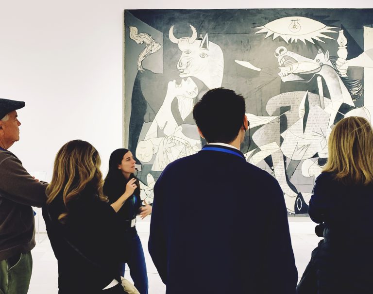 Nuestra compañera Belén en el Museo Reina Sofía, junto a Guernica. Foto de Lidia Guerra