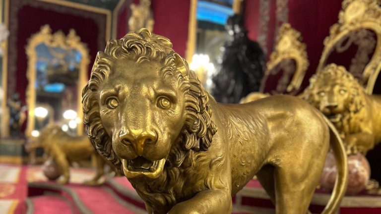 ¿Qué ver en el Palacio Real? Pues, por ejemplo, ¡los leones del Salón del Trono!