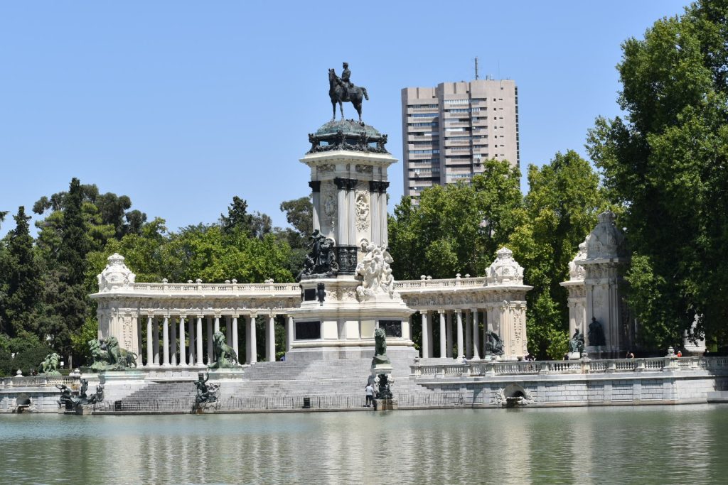 Monumento a Alfonso XII en el Parque del Retiro, Madrid. The guides you need.