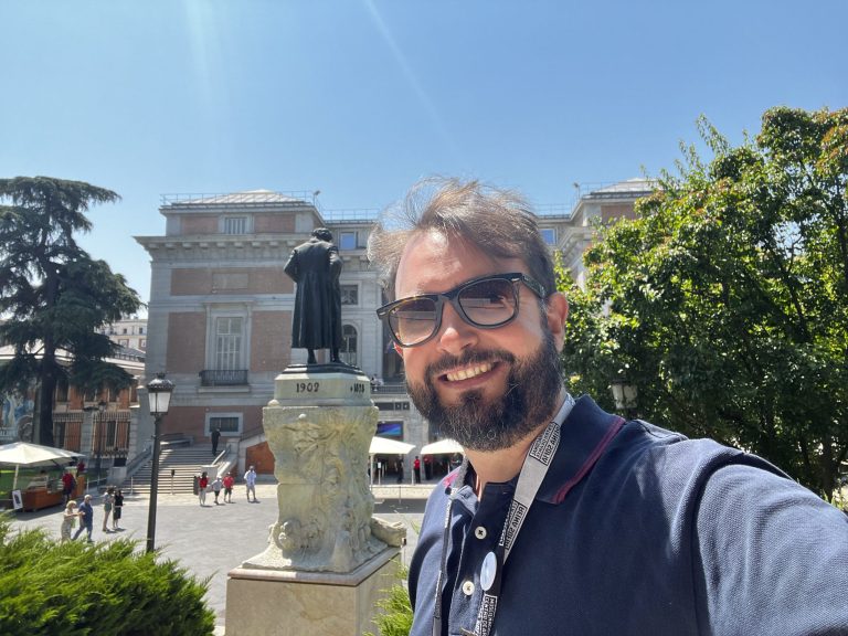 Uno de nuestros guías (ni el más guapo, ni el más feo) antes de una visita guiada en el Museo del Prado
