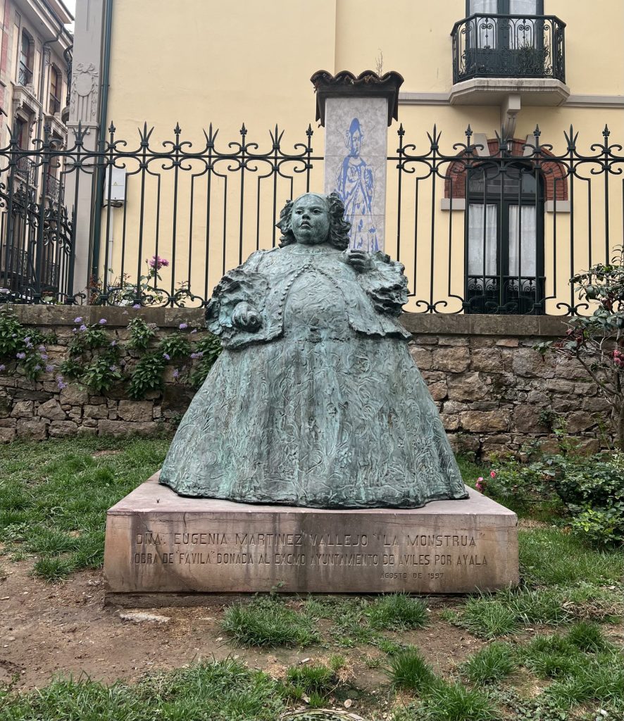 Estatua en Avilés, Asturias, a Eugenia Martínez Vallejo, conocida como "La Monstrua". The guides you need