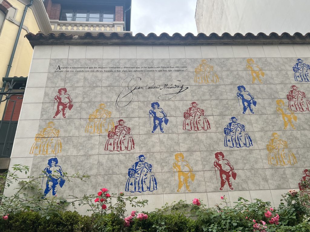 Monument in Avilés, Asturias. The guides you need