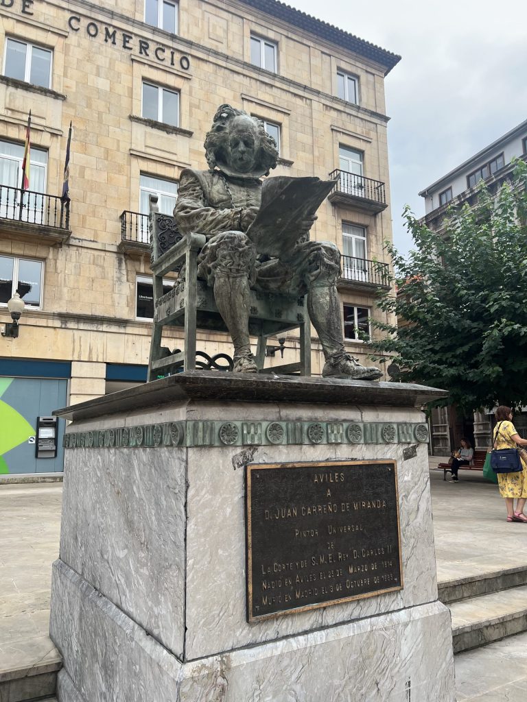 Estatua de Carreño Miranda. Avilés, Asturias. The guides you need