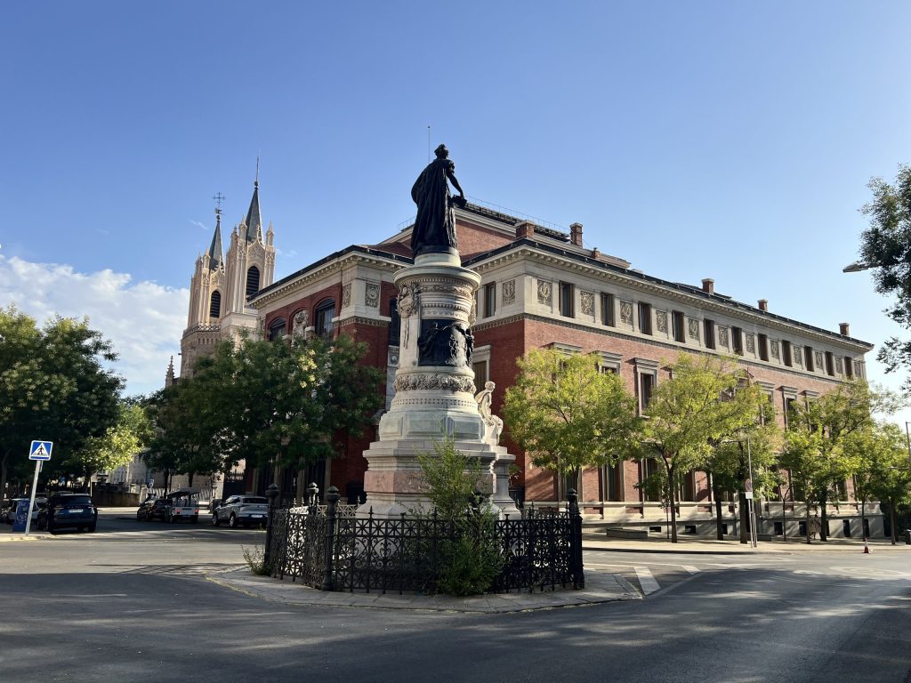 La RAE y el Monasterio de los Jerónimos. Paisaje de la Luz. Foto de TGYN