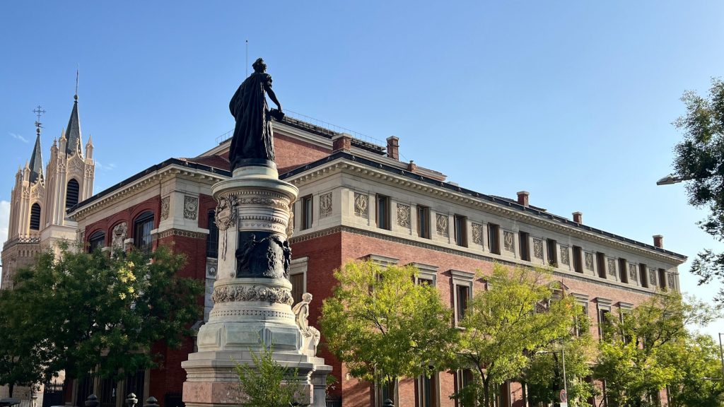 Monumento a María Cristina de Borbón. The guides you need.