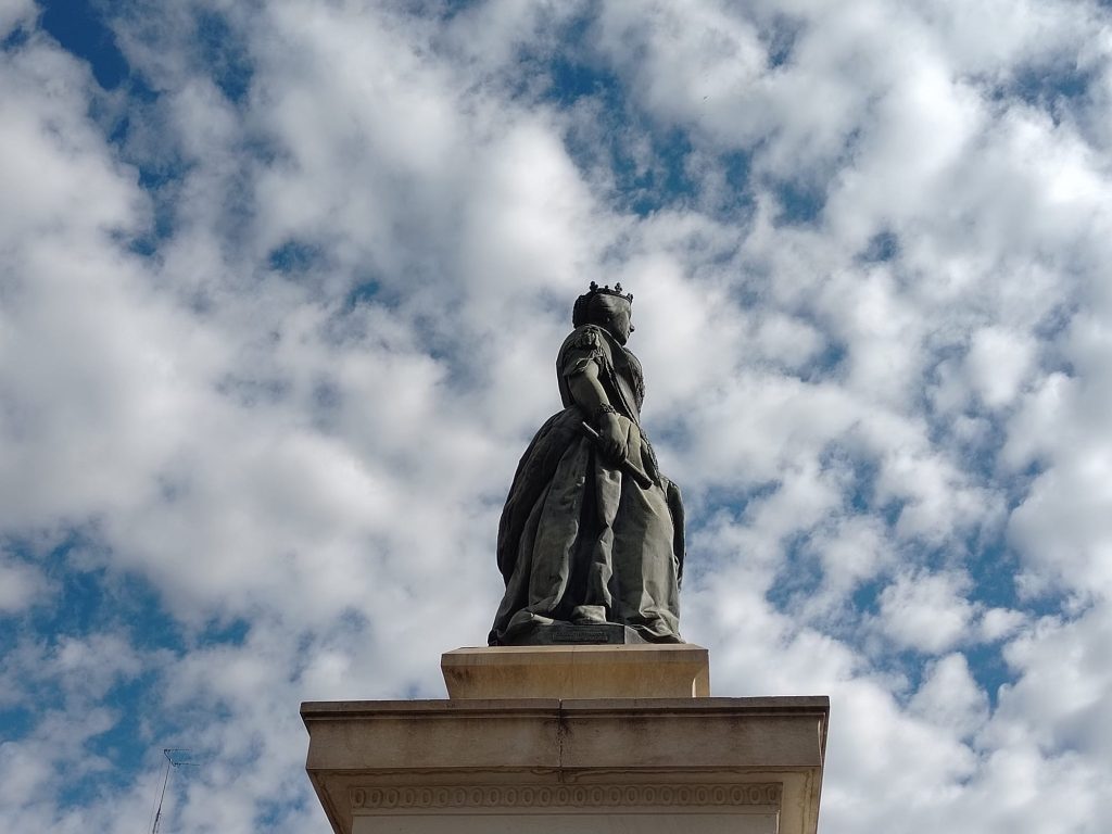 Monumento a Isabel II, Madrid. The guides you need