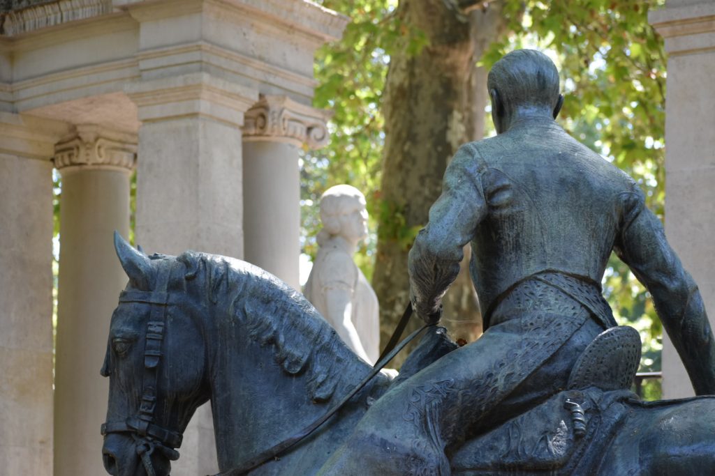 Monument to Brot. Álvarez Quintero. The guides you need
