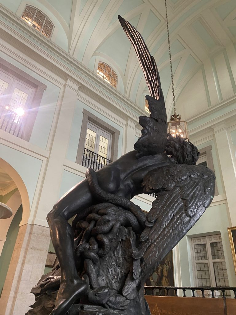 Copia de la estatua del Ángel Caído en la Academia de Bellas Artes. The guides you need
