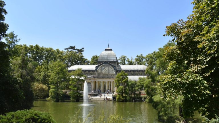 Palacios del Parque del Retiro. Palacio de Cristal. The guides you need